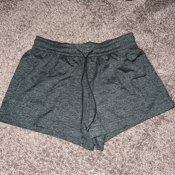 Lululemon Soft Jersey Mid-Rise Short size 6 - Picture 2 of 5